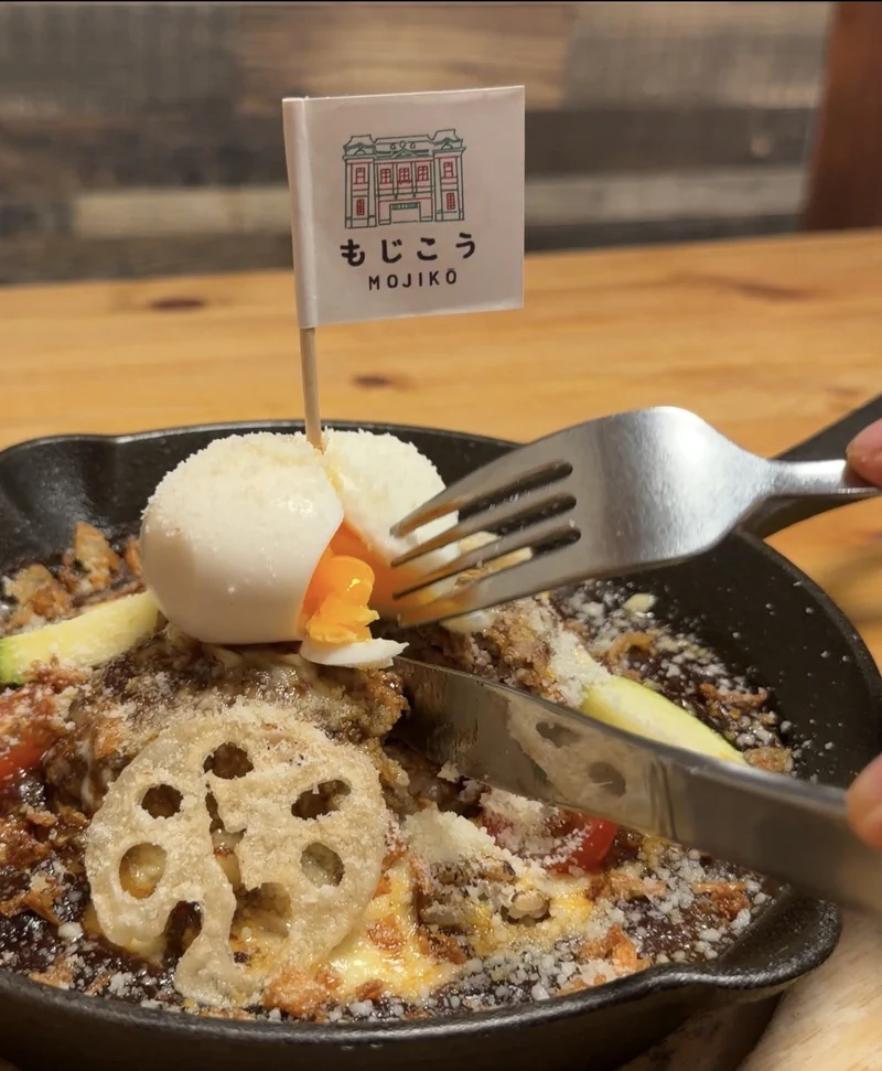 半熟卵を崩して楽しむ石窯焼きカレーハンバーグ