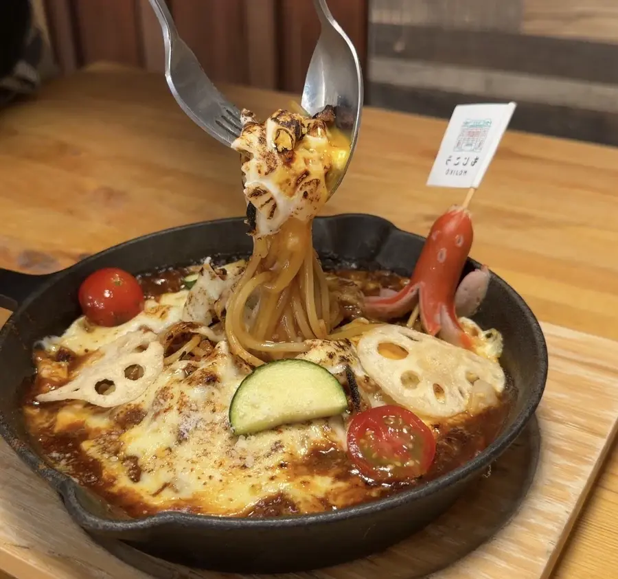 カレーとチーズが絡む生パスタを持ち上げる瞬間